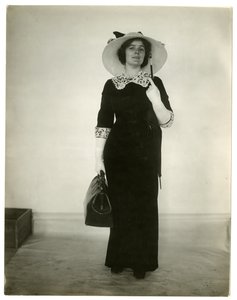 Richtige Art, eine Tasche und einen Regenschirm zu tragen, um 1905-18 von Jessie Tarbox Beals