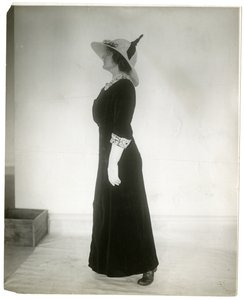 Richtige Haltung beim Gehen, ca. 1905-18 von Jessie Tarbox Beals