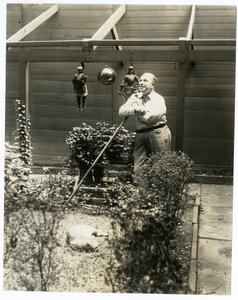 Tony Sarg in seinem Garten von Jessie Tarbox Beals