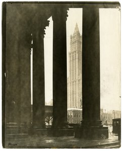 Woolworth Gebäude, der hohe Turm gebaut mit Nickels und Dimes, New York, USA, ca. 1914-40 von Jessie Tarbox Beals