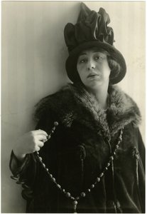 Zoë Akins, Autorin von Déclassée, um 1905-40