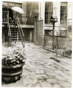 Hinterhofterrasse mit Vogelhaus, New York, USA, ca. 1905-40 von Jessie Tarbox Beals