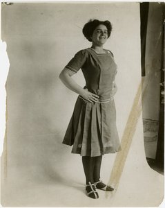 Modell mit in die Hüften gestemmten Armen, ca. 1905-11