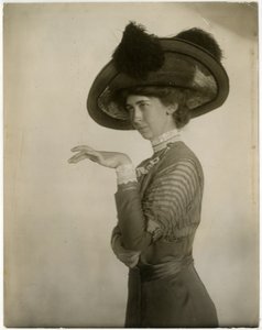 Profil eines gefiederten Hutes, ca. 1905-18