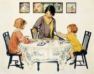 Familie (Mutter und Kinder) versammelt um einen Tisch und essen Pasta