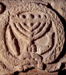 Judentum: Architekturelement aus Basalt einer Synagoge, verziert mit einem siebenarmigen Leuchter (Menora), Palme und Trompete