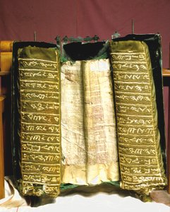 Die Samaritanische Pentateuch-Rolle in ihrem speziell dekorierten Silbergehäuse von Jewish School