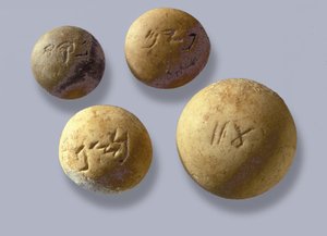 Gewichte, beschriftet mit ihrem Gewicht in Schekel, aus Jerusalem