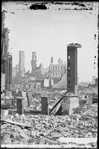Ansicht von der südwestlichen Ecke der Dearborn und Monroe Streets, mit dem Grand Pacific Hotel im Hintergrund und den Ruinen des Honore Block im Vordergrund nach dem Chicago-Feuer von 1871, ca. 1871