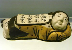 Keramik, kissenförmiges Kind, mit einem Gedicht, das eine Nachtlandschaft evoziert, aus Cizhou, Jin-Dynastie (1115-1234), Shanghai Nationalmuseum. Fotografie, Leonard de Selva, China, 2006 von Jin Dynasty Chinese School