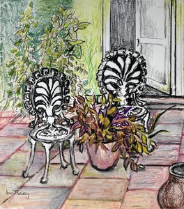 Stühle auf der Terrasse, mit Töpfen