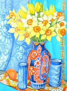 Narzissen und Tulpen in einer Imani-Vase; Orangen und Textilien