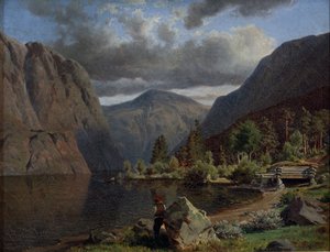 Mann in Fjordlandschaft