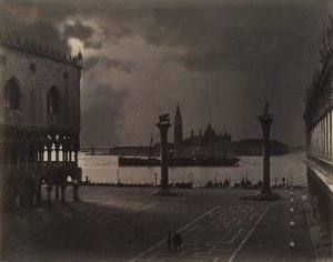 Venedig: Markusplatz in Richtung San Giorgio Maggiore im Mondlicht