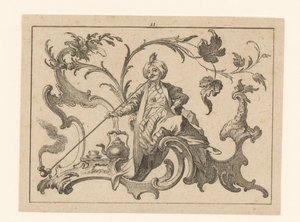 Pfeiferauchender Mann mit Turban, sitzend auf einem Rokoko-Ornament, neben ihm eine Kanne, eine Tasse und eine Untertasse