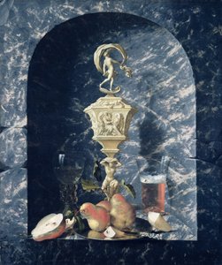 Stillleben mit verziertem Kelch, Obst und Gläsern in einer Steinnische