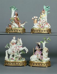 Vier Meißner Gruppen, die die vier Kontinente darstellen, montiert mit Louis XVI Ormolu, modelliert von Johann Joachim Kandler, Mitte des 18. Jahrhunderts
