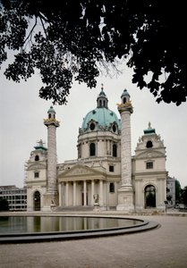 Ansicht der Karlskirche oder Kirche des Heiligen Karl Borromäus, begonnen vom Architekten Johann Bernhard Fischer von Erlach (1656-1723) und vollendet von seinem Sohn Joseph Emanuel. Wien, Österreich