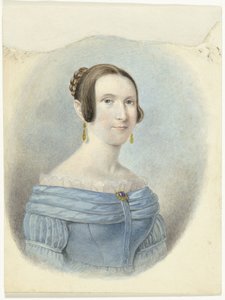 Frau in einem blauen Kleid mit goldenen Ohrringen
