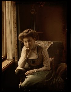 Frau sitzt am Fenster