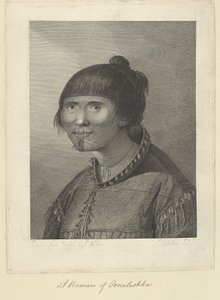 Eine Frau von Oonalashka. Nach der Natur gezeichnet von J. Webber und graviert von Jean-Marie Delatre. Zeichnung des Kopfes und der Schultern einer Frau, die dreiviertel nach links schaut. Sie trägt einen eng anliegenden Robbenfellmantel, von dessen Nähten von John (after) Webber