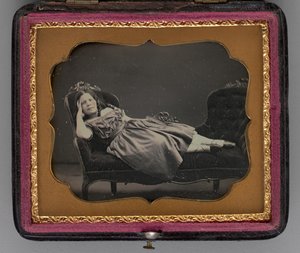 Unbetiteltes Porträt eines Mädchens auf einer Chaiselongue, 1855 von John Adams Whipple