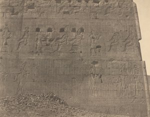 Edfu-Skulpturen und Inschriften auf der orientalischen Seite