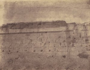 Edfu, Skulpturen und Inschriften der östlichen Fassade der Umfassungsmauer