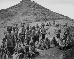 Halt von Gefangenen aus Bassaule mit einer Eskorte der 45. einheimischen Infanterie am Khurd Khyber