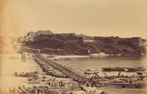 Die Brücke aus Booten und Festung, von Khairabad von John Burke