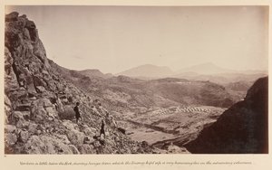 Blick etwas unterhalb der Festung, zeigt Sunga, von dem aus der Feind ein sehr belästigendes Feuer auf die vorrückenden Kolonnen hielt, 1878