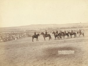 Gen. Miles und Stab betrachten das größte feindliche Indianerlager in den USA, nahe Pine Ridge
