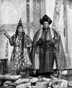 Lamistische Priester von Sikkim in Roben, Talung-Kloster, Indien, 1922 von John Claude White