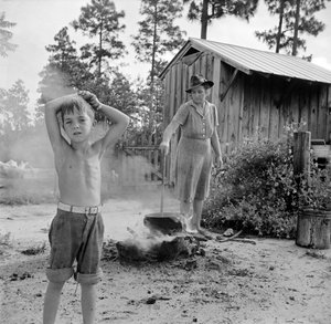 Escambia Farms, Florida. Kochendes Waschwasser auf der McLelland-Farm von John Collier