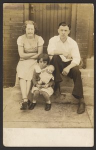 Familie mit Puppe auf der Treppe