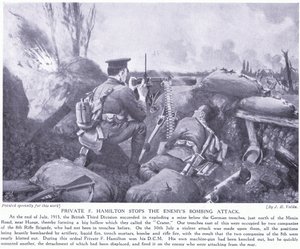 Private F Hamilton erhält das DCM für die Abwehr des Bombenangriffs des Feindes im Juli 1915 in Hooge von John Harris Valda