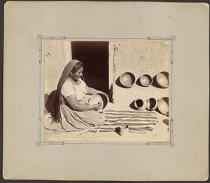 Frau beim Polieren von Keramik von John K. Hillers