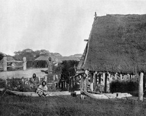 Einheimische der Insel Jesso in Japan, hier Aborigines, Foto von John Lawson Stoddard (1850-1931) Reisender und Konferenzredner, Bildungswerk für Chicago von John Lawson Stoddard