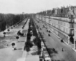 Rivoli-Straße in Paris, links: Tuileriengarten, im Hintergrund: Triumphbogen, ca. 1900 von John Lawson Stoddard