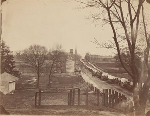 Zug von Armeewagen, die Petersburg, Virginia betreten