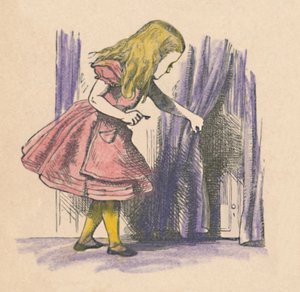 Alice schaut auf eine kleine Tür hinter einem Vorhang