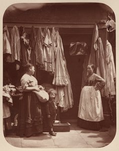 Ein Altkleiderladen, Seven Dials von John Thomson