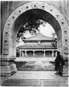 Tor zum Saal der Klassiker, Peking, um 1867-72