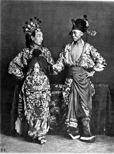 China, 2 Schauspieler (Männer) tanzen, um 1870 (Foto)