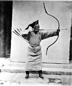 China, Bogenschütze, um 1870 (Foto) von John Thomson