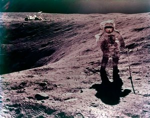 Astronaut Charles Duke an der Descartes-Landestelle, Apollo 16 Mission, April 1972 von John Watts Young