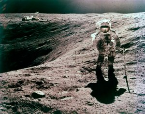 Astronaut Charles Duke an der Descartes-Landestelle, Apollo 16 Mission, April 1972 von John Watts Young