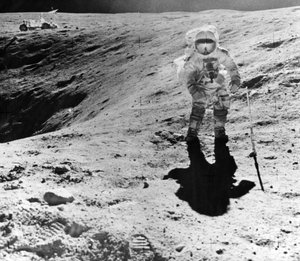 Charles Duke sammelt Proben an der Descartes-Landestelle während der Apollo-16-Mission, 1972