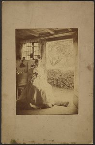 [Frau im langen gestreiften Kleid im Raum sitzend] von John Whistler