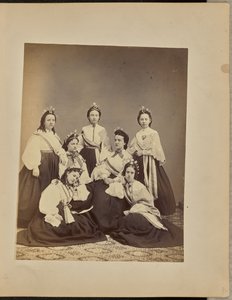 Gruppenporträt von Frauen mit Kronen und Schärpen von Jordan H. Abbott